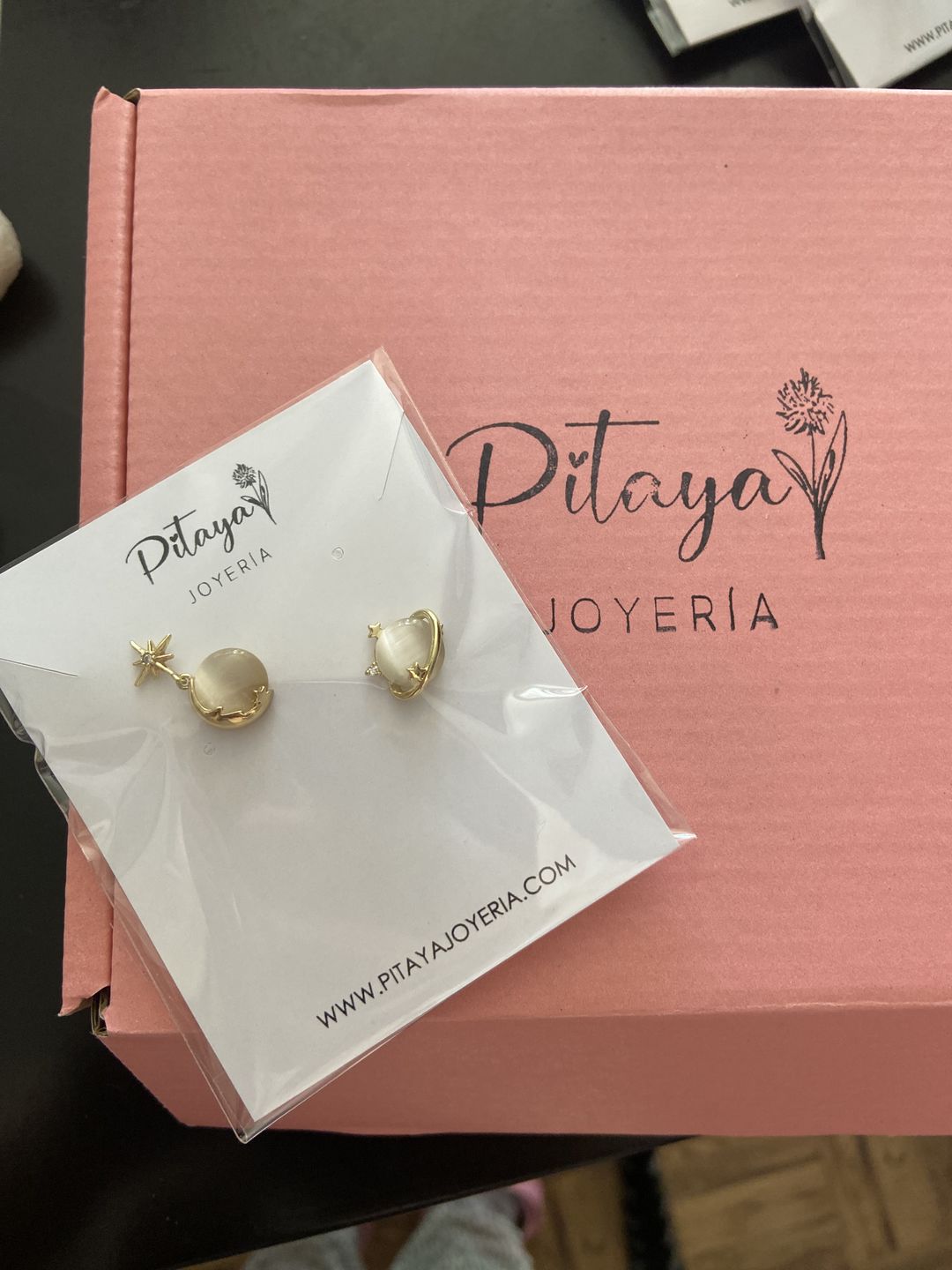 Customer photo review of Aretes de Saturno de Ópalo