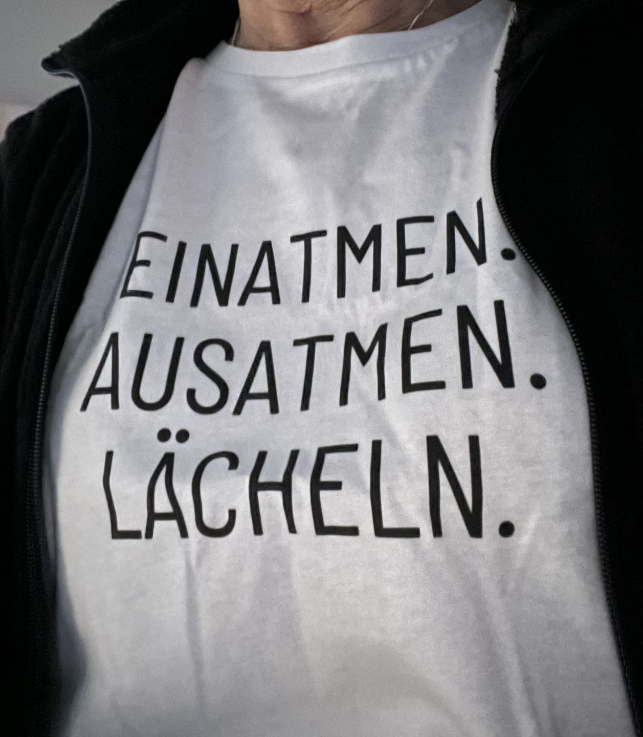 Customer photo review of Einatmen. Ausatmen. Lächeln. 100% Bio T-Shirt