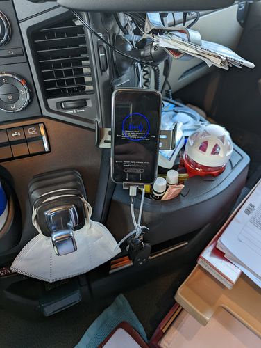 Customer photo review of Gadgetme Handyhalterung mit Wireless Ladefunktion passend für Fendt 15W Fast Wireless