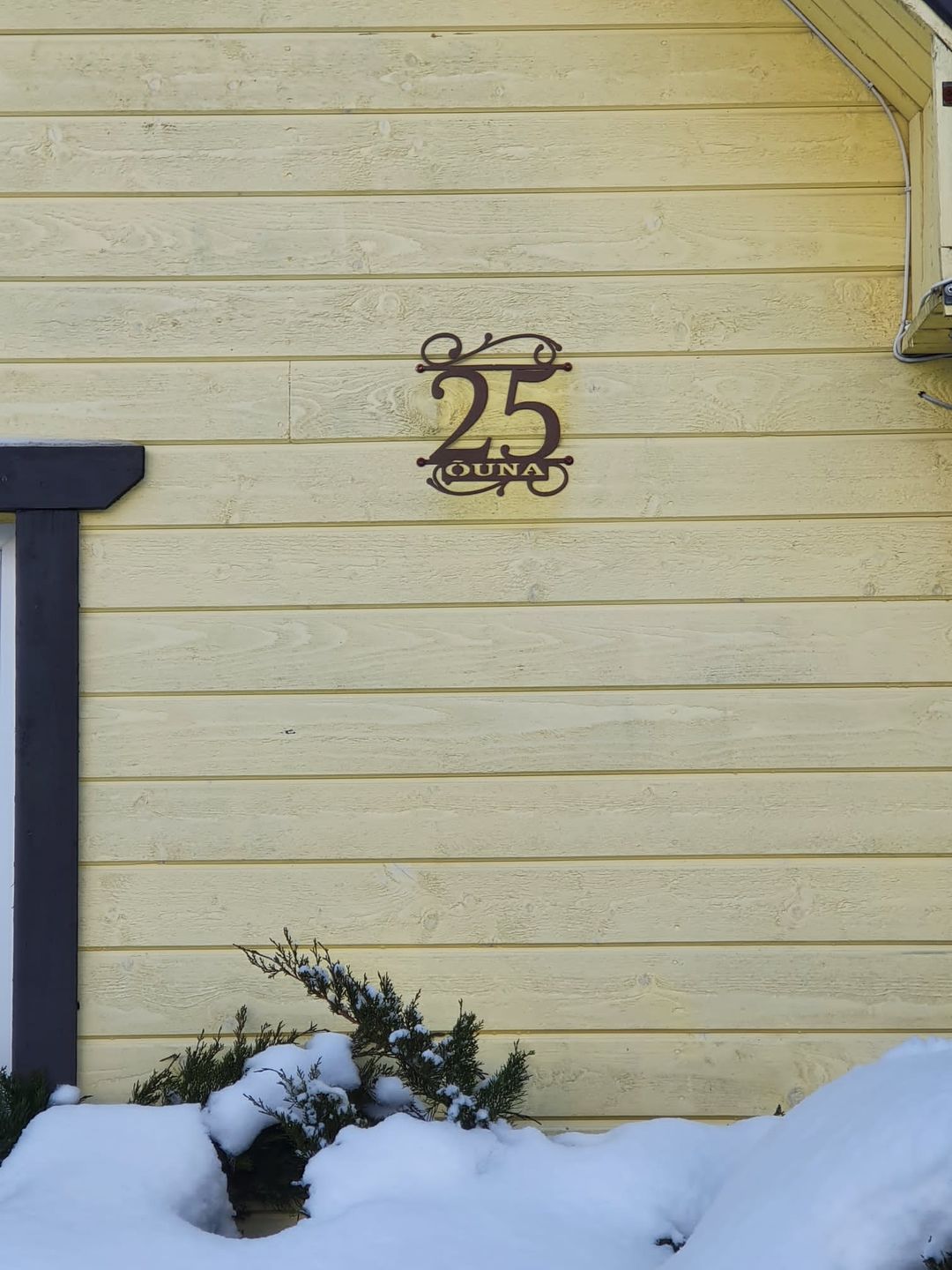 Customer photo review of Hausnummer Türschild mit Ornament und Familiennamen aus edlem Stahl