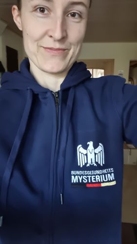 Customer photo review of ZIPPER HOODIE MÄDELS / EDLER STICK • BUNDESGESUNDHEITSMYSTERIUM
