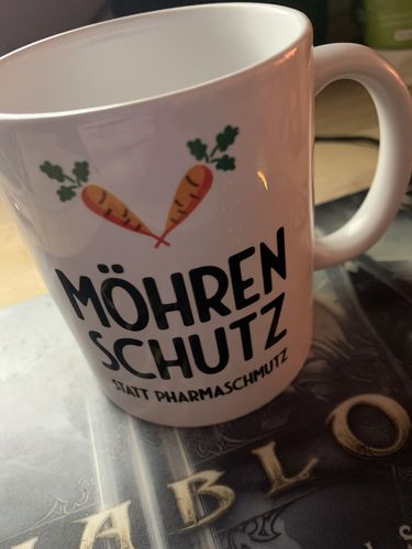 Customer photo review of DIE MÖHRE: GRÜNZEUG TASSE • MÖHRENSCHUTZ STATT PHARMASCHUTZ - HELL