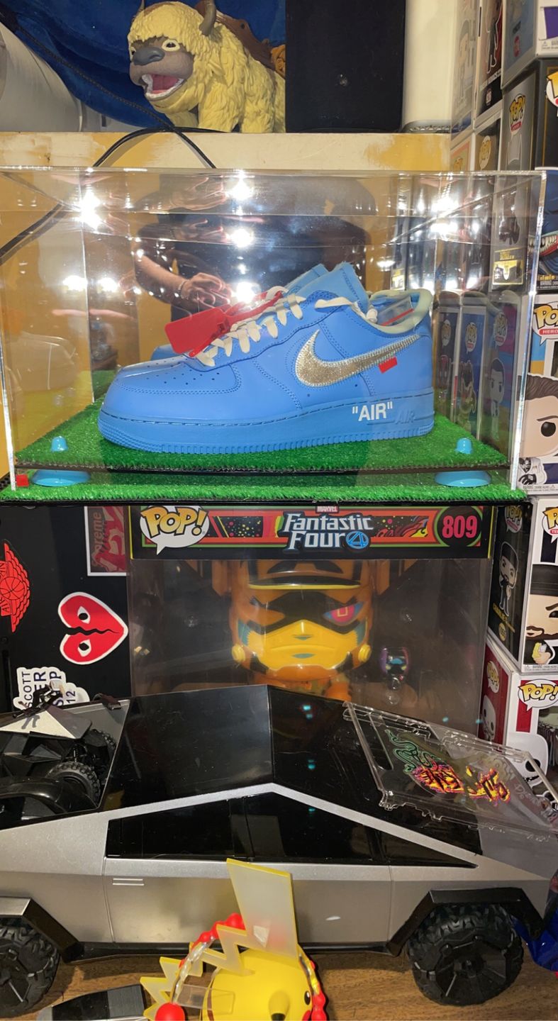 Customer photo review of Acrylic Basketball Shoe Pair Display Case 15.25 X 12 X 9 Mirror (V13/A082)