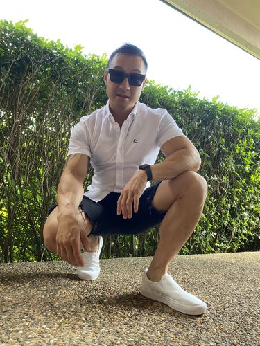 Customer photo review of White Element Men's Short Sleeve Muscle Fit Shirt