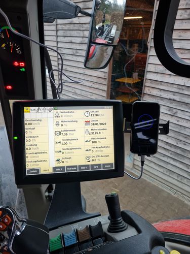 Customer photo review of Gadgetme Handyhalterung mit Wireless Ladefunktion passend für John Deere mit Command Center 4600 15W Fast Wireless