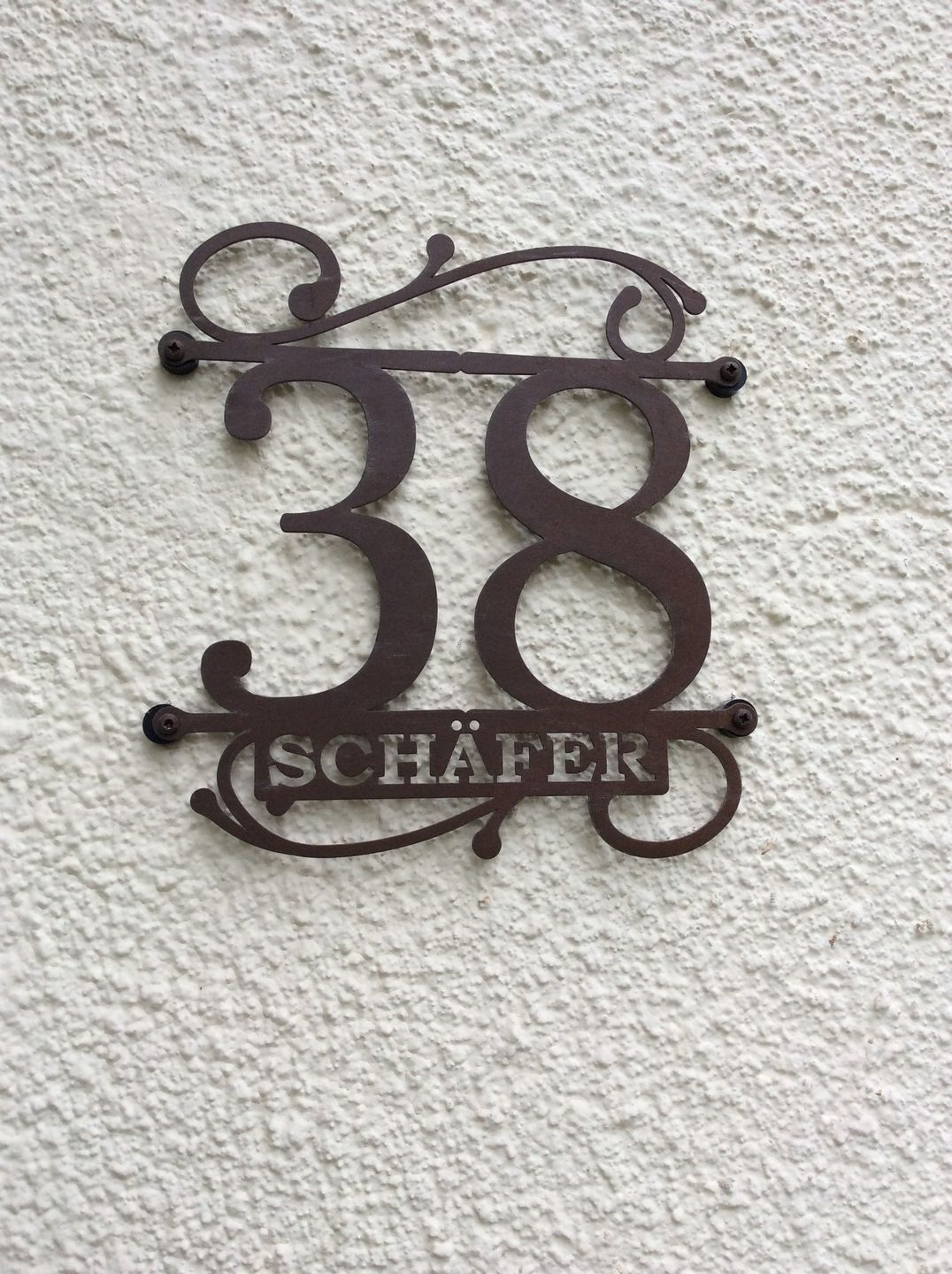 Customer photo review of Hausnummer Türschild mit Ornament und Familiennamen aus edlem Stahl