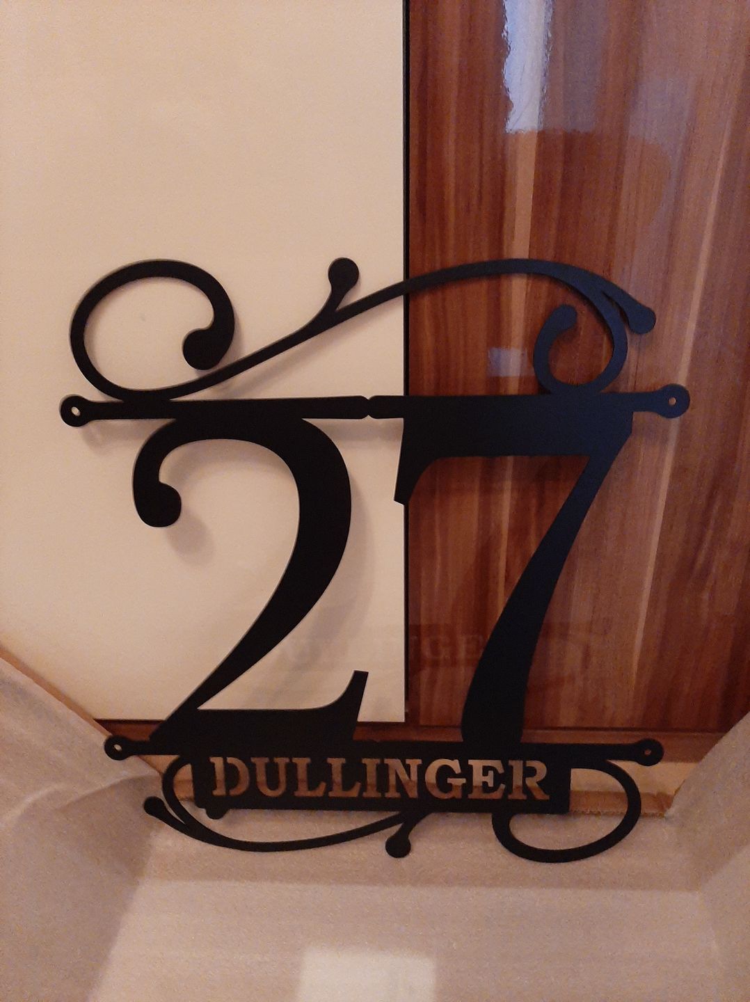 Customer photo review of Hausnummer Türschild mit Ornament und Familiennamen aus edlem Stahl