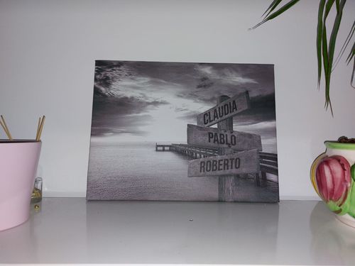 Customer photo review of Lienzo Muelle de Madera con Nombres Personalizados