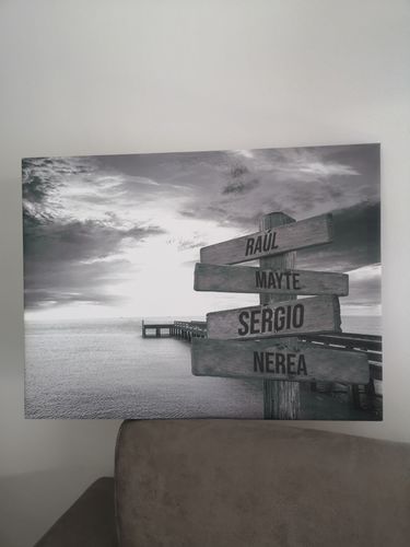 Customer photo review of Lienzo Muelle de Madera con Nombres Personalizados