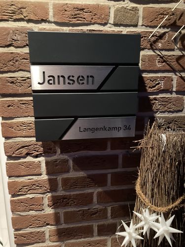 Customer photo review of AlbersDesign Briefkasten B1  anthrazit (RAL7016) personalisiert mit Edelstahl-Schildern