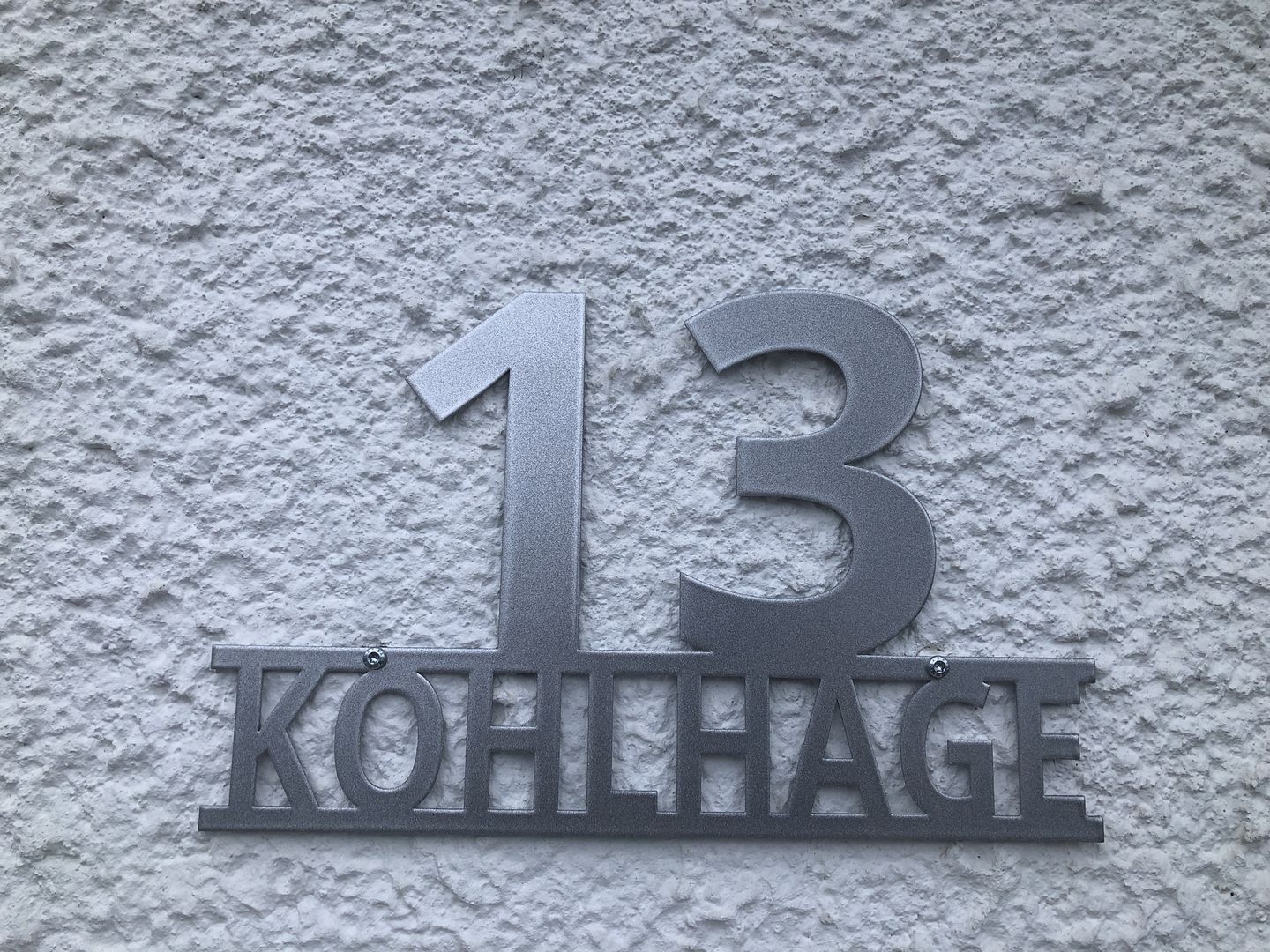 Customer photo review of Hausnummer "Modest Art" einzeilig aus edlem Stahl mit Familiennamen