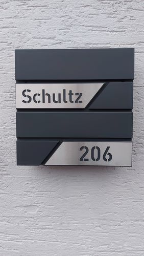 Customer photo review of AlbersDesign Briefkasten B1 anthrazit (RAL7016) personalisiert mit Edelstahl-Schildern