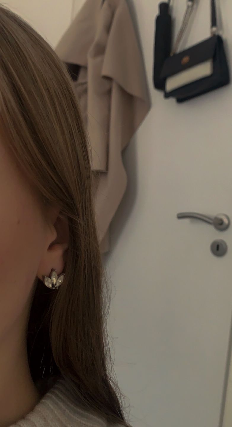 Customer photo review of Lotus Ohrstecker | 18K vergoldet