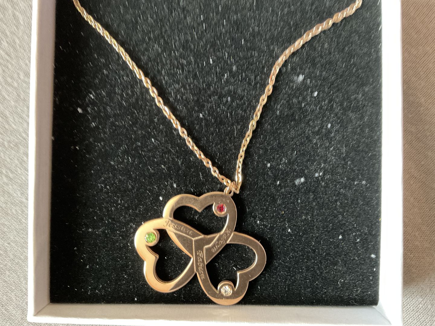 Customer photo review of Collier Prénoms Tri-Coeur Personnalisés et Pierre de Naissance
