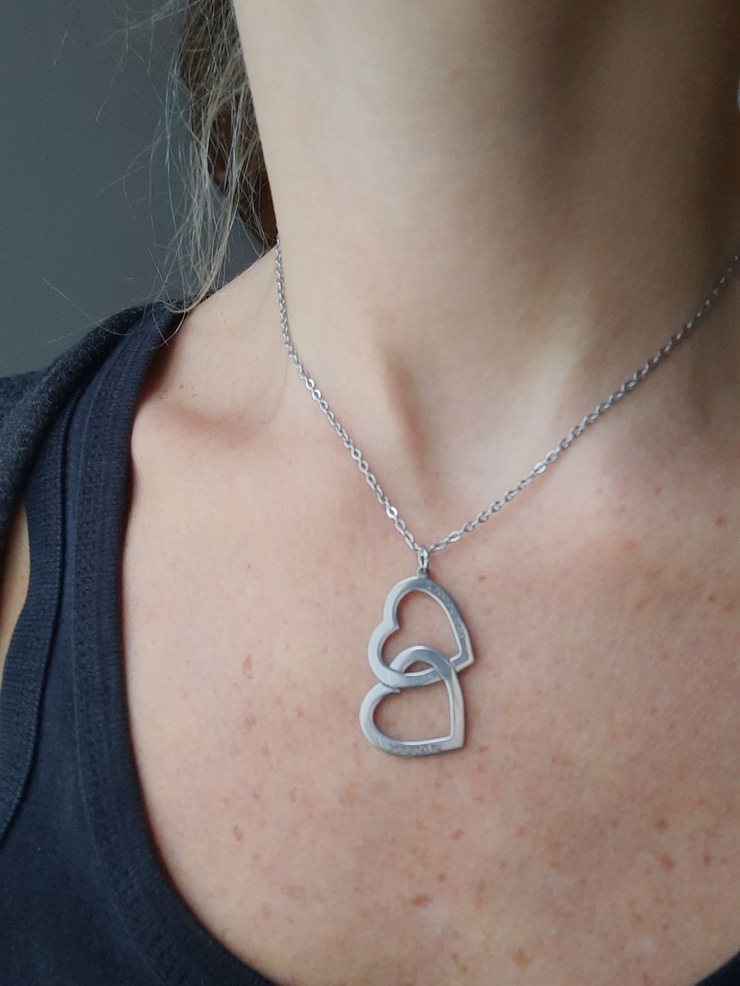 Customer photo review of Collier Double Coeur Personnalisable Deux Prénoms