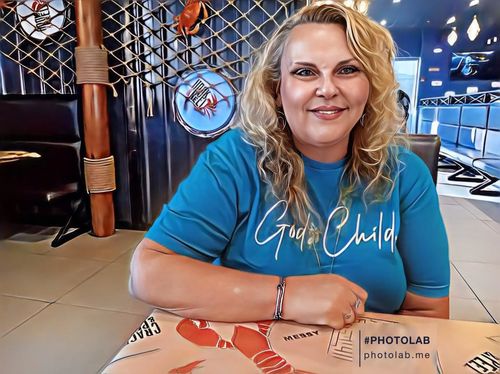 Customer photo review of Big Signature Tee