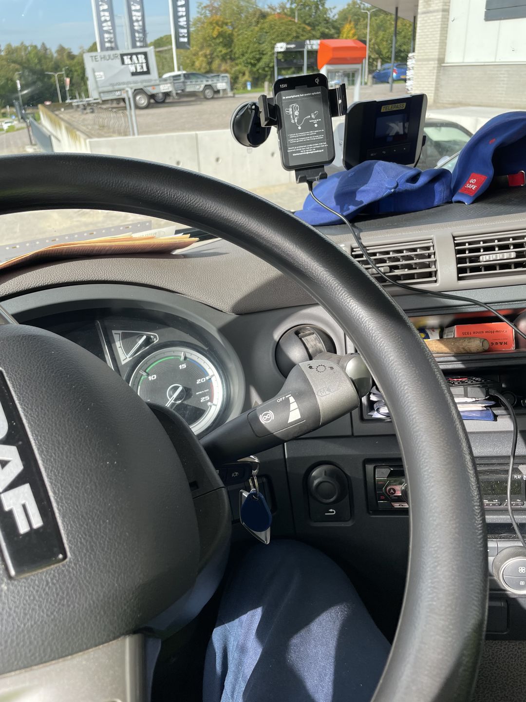 Customer photo review of Wegman Telefoonhouder met QI Draadloze Oplader Auto (15W autolader) - Ventilatierooster, Raam, Dashboard - Magsafe