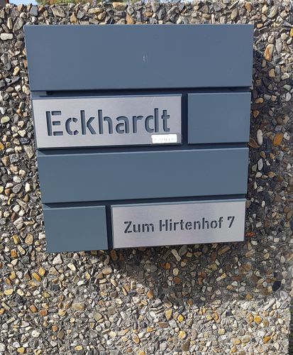 Customer photo review of AlbersDesign Briefkasten B4 anthrazit (RAL7016) personalisiert mit Edelstahl-Schildern