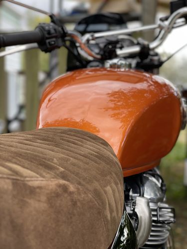Customer photo review of Housse de Selle CONFORT cuir Brun pour Royal Enfield Interceptor 650