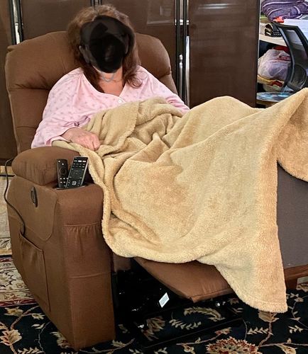 Customer photo review of Esright Power Lift Chair Electric Recliner for Elderly Heated Vibration Fabric Sofa Motorized Living Room Chair with Side Pocket and Cup Holders