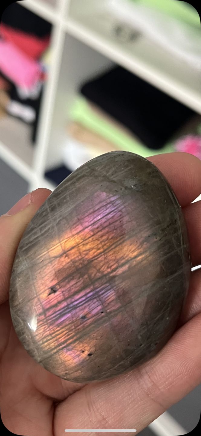 Customer photo review of Galet Labradorite Violette Spectrolite