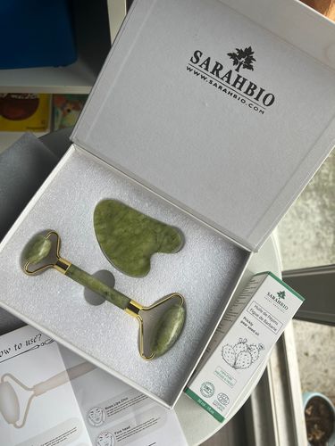 Customer photo review of Sarahbio® - Rouleau de jade ( gua sha )