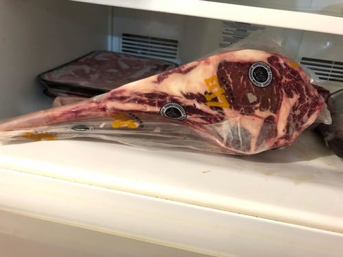 Reseña con foto de un cliente sobre Rib Eye Tomahawk Steak