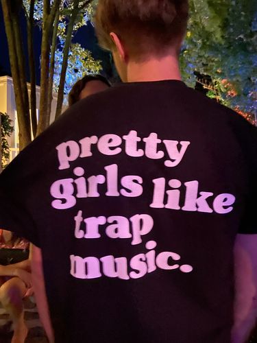 Customer photo review of T-Shirt Deltanove Pretty Girls