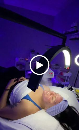 Customer video review of CosmoGlo Original Light Bundle + Phone Clip