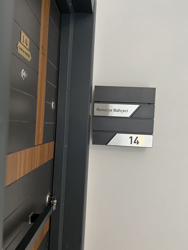 Customer photo review of AlbersDesign Briefkasten B1 Eisenglimmer (DB703) personalisiert mit Edelstahl-Schildern