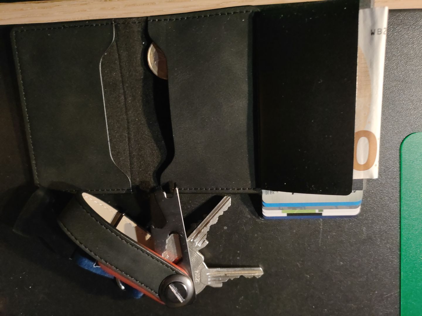 Customer photo review of Essentialbag© Ultimate Infinity Bundle: Smart Wallet & Keyholder