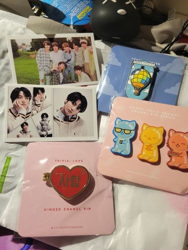 Customer photo review of Trivia: Love Hinged Pin (Red/Gold)