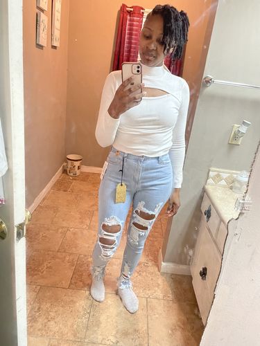 Customer photo review of Tiffani Cropped Distressed Jeans (Light Denim)