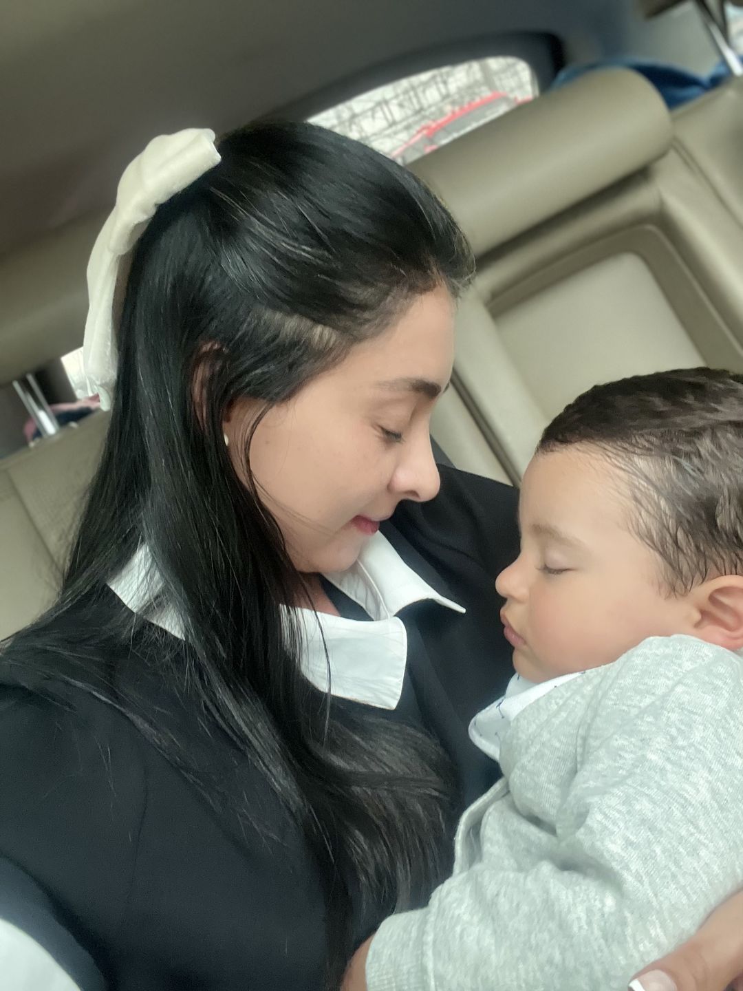 Customer photo review of Moño - Large cream velvet Bow
