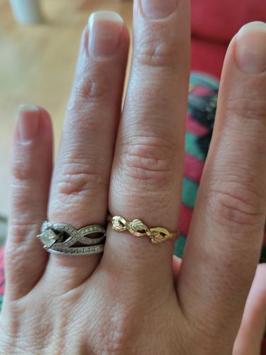 Customer photo review of Three Leaves Black Hills Gold Ring