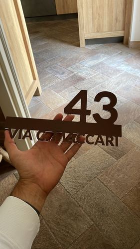 Customer photo review of Numero civico e testo sagomato modello Line 02 Acrilico