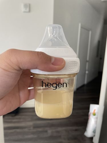 Customer photo review of Hegen PCTO™ 240ml/8oz Feeding Bottle PPSU, 2-Pack with 2 x Medium Flow Nipple (3 to 6 months)