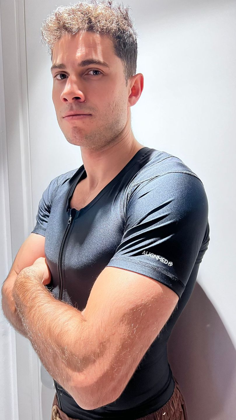 Customer photo review of Camiseta Postural Masculina - Posture Shirt® Com Zipper
