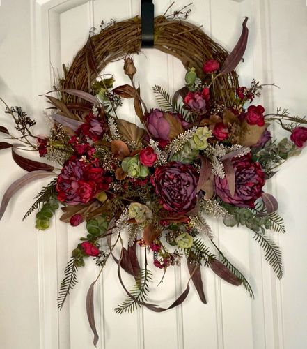 Customer photo review of 16" Round Grapevine Wreath - DECOE-035