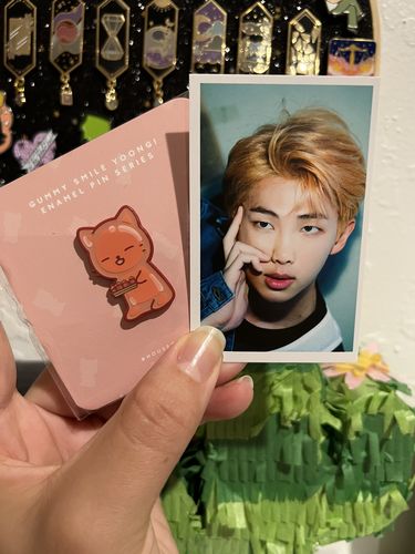 Customer photo review of Gummy Smile Yoongi Pins
