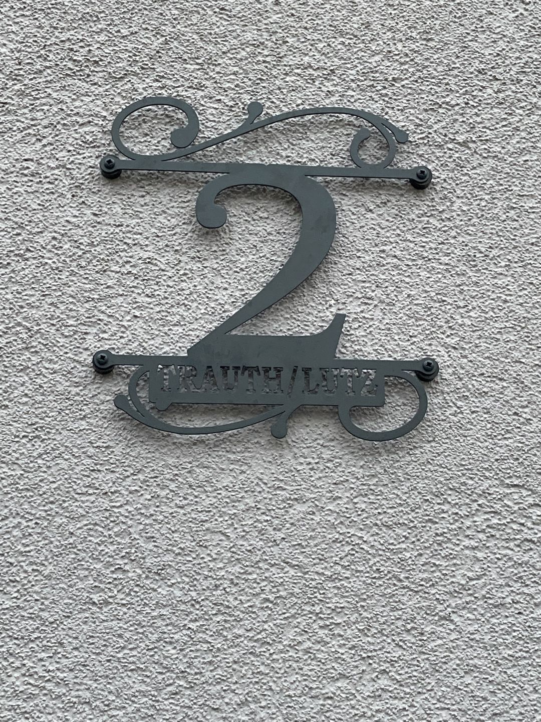 Customer photo review of Hausnummer Türschild mit Ornament und Familiennamen aus edlem Stahl