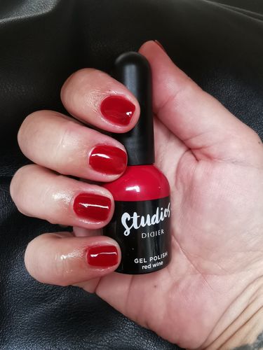 Customer photo review of Gel Polish Studios Didier red wine 8ml