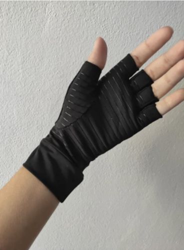 Customer photo review of MinasaMed Arthritis Kompressionshandschuhe