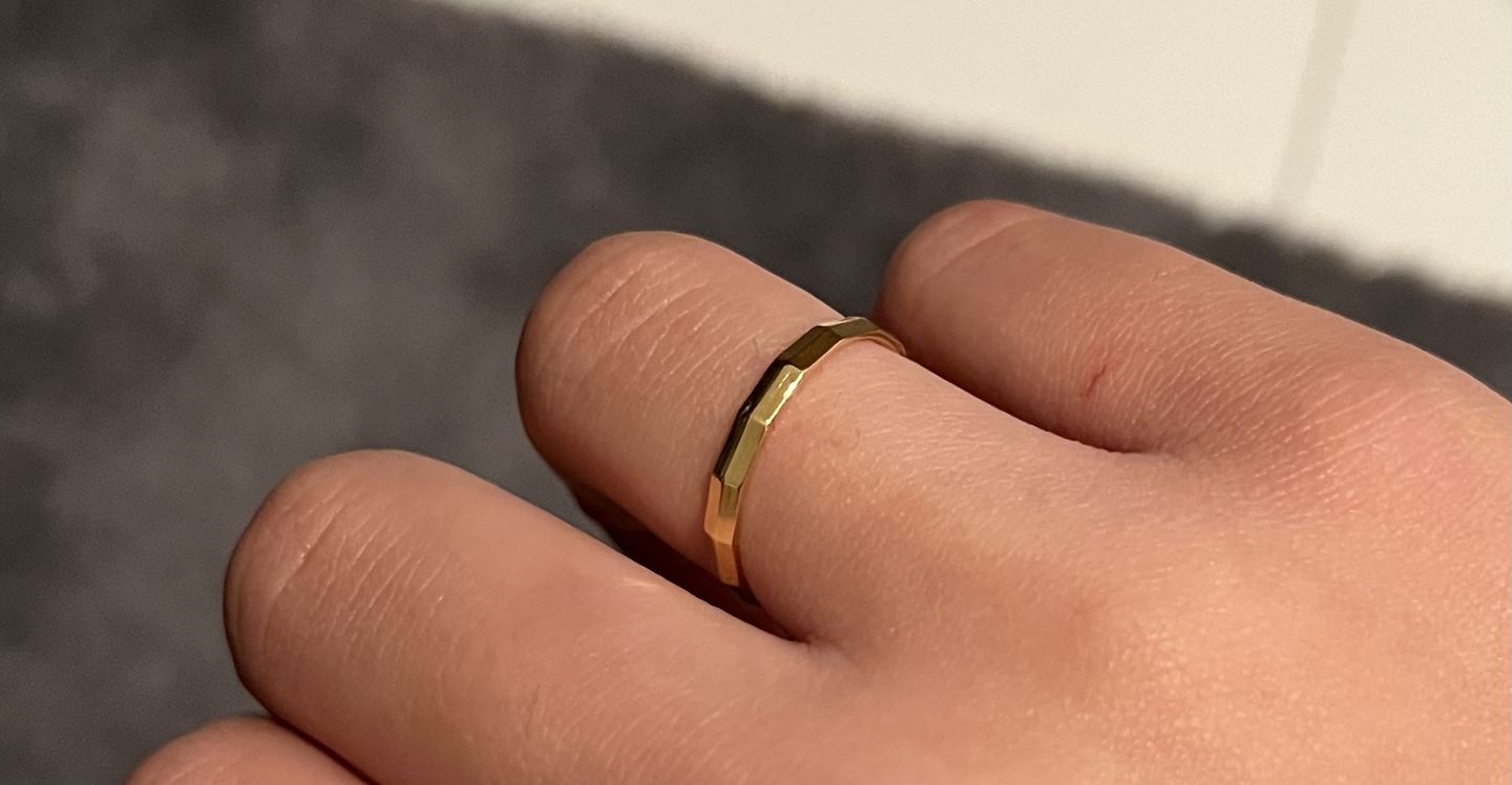 Customer photo review of Edgy Ring | 18K vergoldet