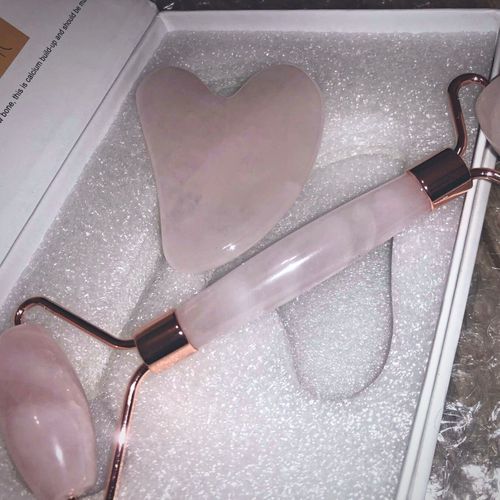 Customer photo review of Coffret Rouleau Facial & Gua Sha en Quartz Rose