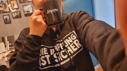 Customer photo review of HOODIE MÄDELS • DIE IMPFUNG IST SICHER GEWINNBRINGEND - DUNKEL