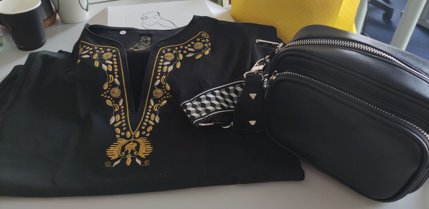 Customer photo review of Дамска тениска с V-деколте бродирана със "златна" шевица "Плодородие"