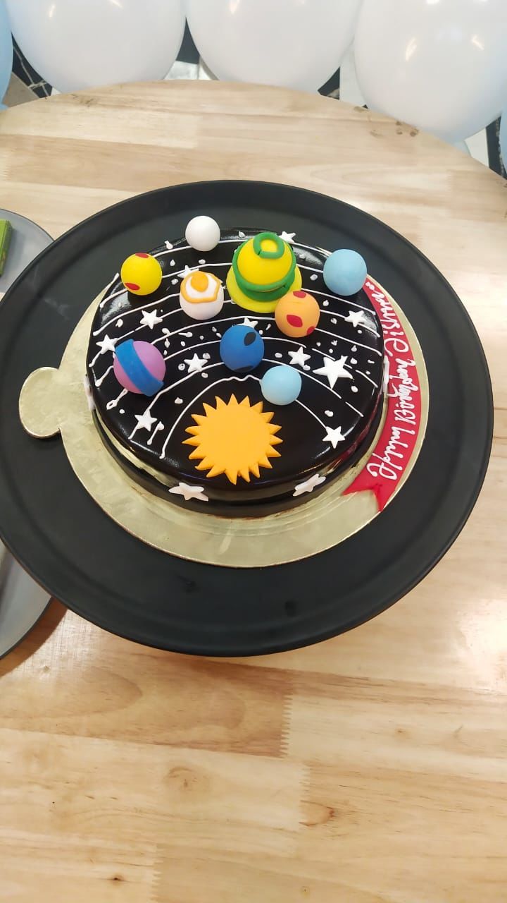 Customer photo review of Solar System Theme Cake