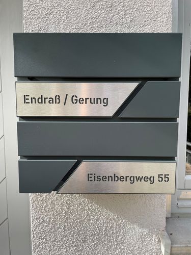 Customer photo review of AlbersDesign Briefkasten B1 anthrazit (RAL7016) personalisiert mit Edelstahl-Schildern