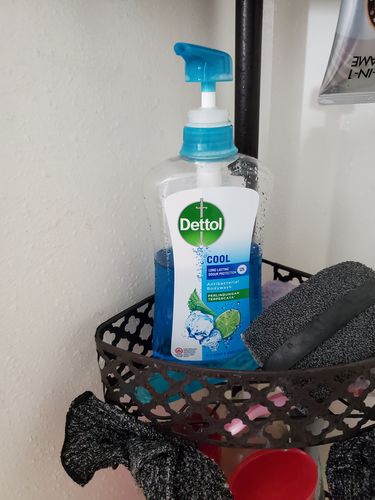 Customer photo review of Dettol Cool Icy Mint & Bergamont Anti-Bacterial Bodywash, 625 ml